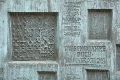Sculpture Tor tor at the Gutenberg Museum by Karl-Heinz Krause 1962, inscription, detail, text,