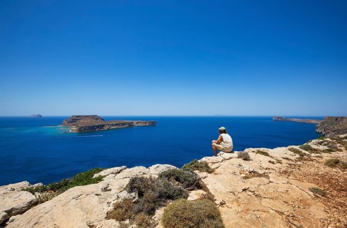 Hikers on the way to the cape of the Gramvousa peninsula with a view of the island of Imeri
