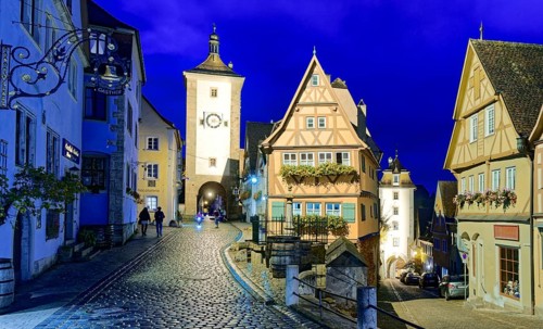 Plönlein and the Spitalgasse with the Siebersturm in the old town centre of Rothenburg ob der