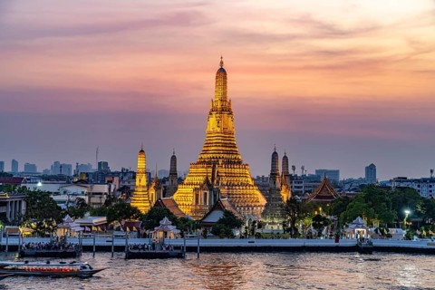 The Buddhist temple Wat Arun or Temple of Dawn and the Chao-Phraya River at dusk, Bangkok,