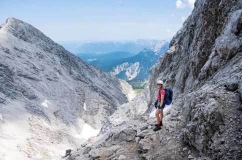 Mountaineer on the Jubiläumsgrat between Zugspitze and Alpspitze, high mountains, Wetterstein