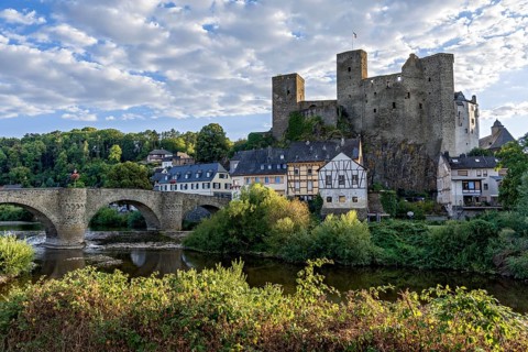 Old Lahn Bridge, Runkel Castle, hilltop castle from the high Middle Ages, ruins, Protestant church,