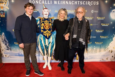 Martina Gedeck with nephew Anton between clown Gensi and Bernhard Paul at the premiere of the 20th
