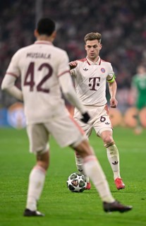 Joshua Kimmich FC Bayern Munich FCB (06) Action on the ball Jamal Musiala FC Bayern Munich FCB (42)