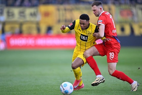 Duel, action Jonas Foehrenbach 1. FC Heidenheim 1846 FCH (19) against Julien Duranville Borussia