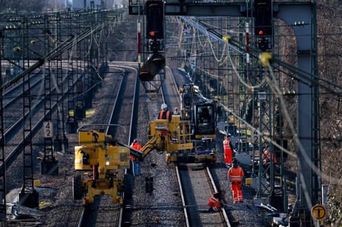 Labourers working with Liebherr A922 Rail Litronic and Kuhnle RR14 EVO 3 Rail two-way working