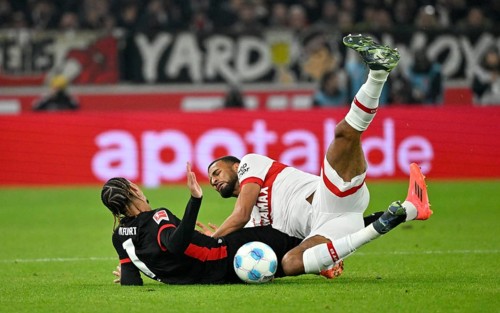 tackle, action, foul, Josha Vagnoman VfB Stuttgart (04) v Hugo Ekitike Eintracht Frankfurt SGE (11)