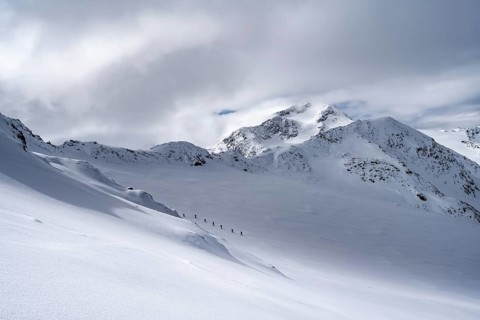 Snow-covered mountain landscape, a group of ski tourers on the Hohenferner, behind the summit of