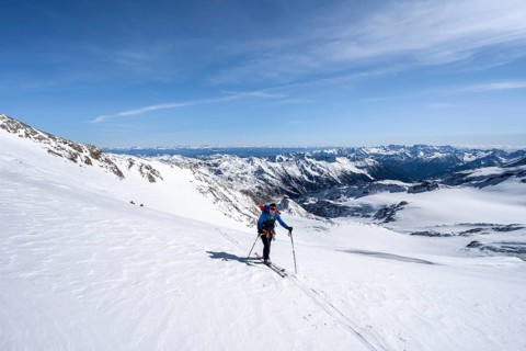 Ski tourers on the glacier, on the ascent to Monte Cevedale, mountain panorama, snow-covered