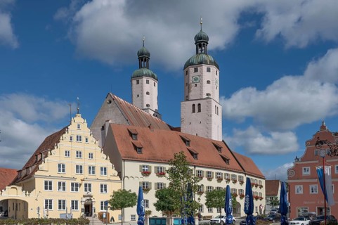 Historic houses on the market square, Gasthof zur Krone, town administration, Cat. Parish Church of