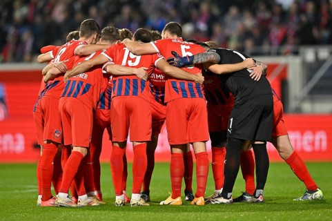 Team building, team circle in front of the start of the match 1. FC Heidenheim FCH Voith-Arena,