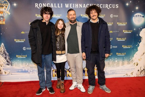 Citizen Lars Dietrich with his children Milo, Mavi and Sean at the premiere of the 20th Original