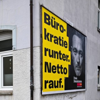 Large FDP election poster with Christian Lindner and the words Bürokatie runter. Net up, Bundestag