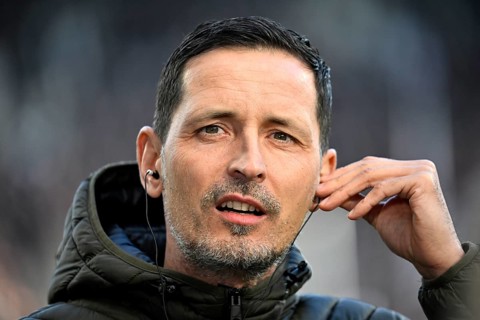 Coach Dino Toppmöller Eintracht Frankfurt SGE Portrait puts headphones in his ears for the