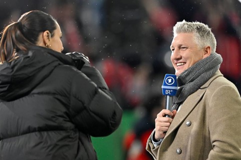 ARD presenter and reporter Esther Sedlaczek in an interview Microphone, microphone, logo, with TV