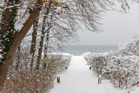 Snow-covered beach access and view of the calm Baltic Sea, Am Schwarzen bush, Poel Island,