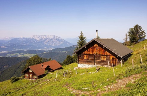 Hiking trail to the Ochsenberg and Eibleck past the Eibleckalm with Untersberg, Osterhorn group,