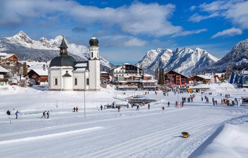 Cross-country ski trails on the southern edge of the village with Seekirchl, Wetterstein and