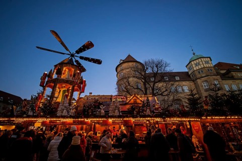 Christmas market with Christmas stalls, stalls, Christmas pyramid, Old Palace, Christmassy, blue