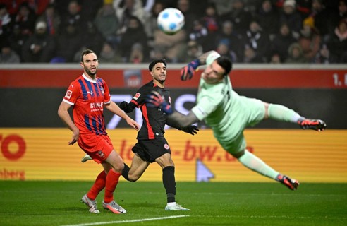 Goal kick Action Goal chance Lifter Omar Marmoush Eintracht Frankfurt SGE (07) against goalkeeper