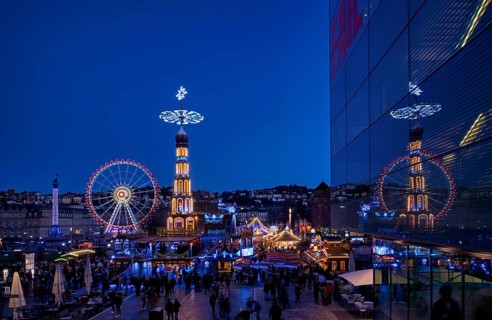 Christmas market with Christmas pyramid, reflection in the art museum, Cube, Ferris wheel, New