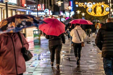 Rainy weather, passers-by with umbrellas, empty Christmas market, Essen, North Rhine-Westphalia,