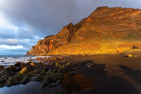 Golden hour on the seafront. Playa del Inglés and the La Mérica mountain range. Valle Gran Rey, La