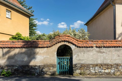 Small archway with garden gate in a wall, Gartenstadt Hellerau, Dresden, Saxony, Germany, Europe