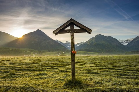Field cross with Christ figure, Lorettowiesen near Oberstdorf, Allgäu Alps, Allgäu, Bavaria,