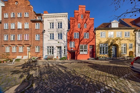 Historic houses, windows, dormers, gables, street An der Obertrave made of cobblestones, Old Town,