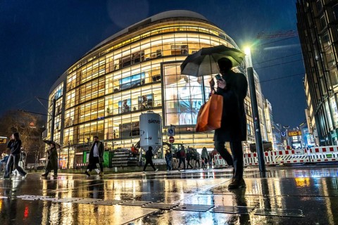 Schadowstraße, city centre, shopping street, pedestrian zone, winter, rainy weather, P&C clothing