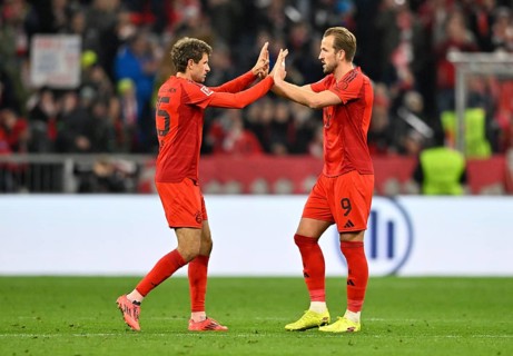Thomas Müller FC Bayern Munich FCB (25) and Harry Kane FC Bayern Munich FCB (09) high-five each
