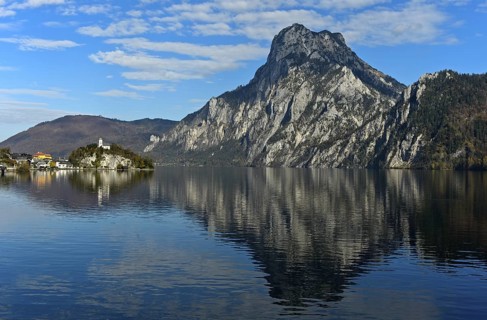 The village of Traunkirchen with the Johannesberg Chapel on Lake Lake Traun, on the right the