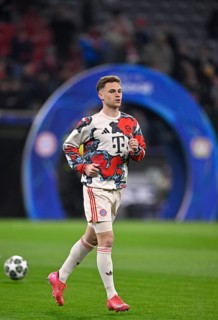 Warm-up training Joshua Kimmich FC Bayern Munich FCB (06) in front of Champions League Arch, UEFA