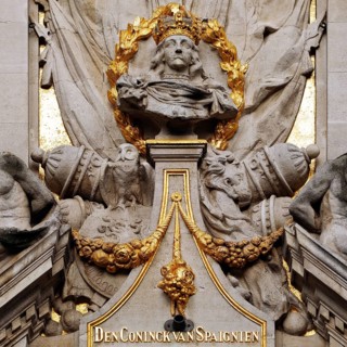 Baroque façade detail of the Au Roi d'Espagne guildhall with bust of Charles II, Bakers' Guild,