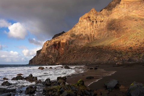 Sun and clouds on the beach. Playa del Inglés and the La Mérica mountain range. Valle Gran Rey, La