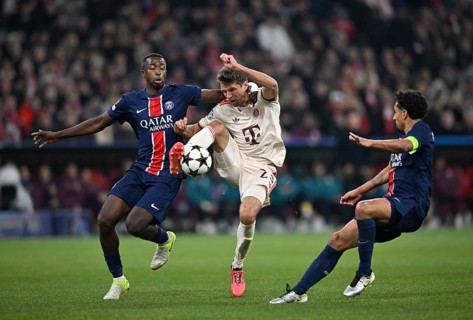 tackle, action Thomas Müller FC Bayern München FCB (25) vs Willian Pacho FC Paris Saint-Germain PSG