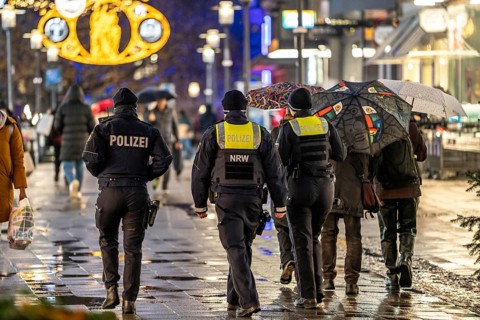 Rainy weather, police patrol, Christmas market, pedestrian zone, Essen, North Rhine-Westphalia,