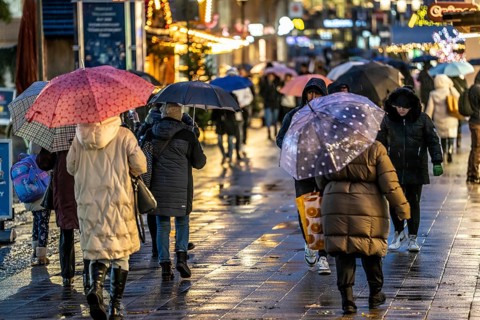 Rainy weather, passers-by with umbrellas, empty Christmas market, Essen, North Rhine-Westphalia,