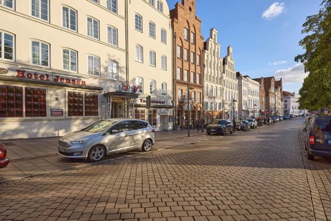Hotel Jensen, historic houses, street An der Obertrave made of concrete paving stones, Hanseatic
