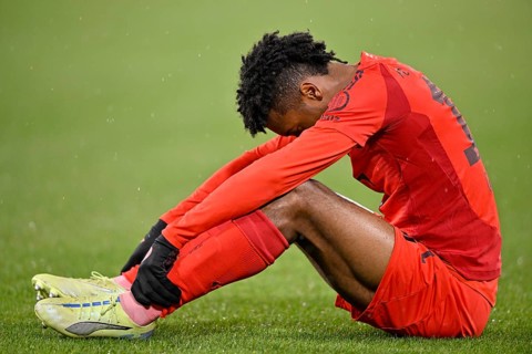 Kingsley Coman FC Bayern Munich FCB (11) injured Injury on the ground disappointed Allianz Arena,