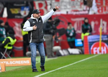 Coach Steffen Baumgart 1. FC Union Berlin FCU on the sidelines Gesture Gesture Thumbs up
