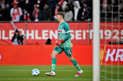 Goalkeeper Alexander Nübel VfB Stuttgart (33) Action on the ball WWK Arena, Augsburg, Bavaria,
