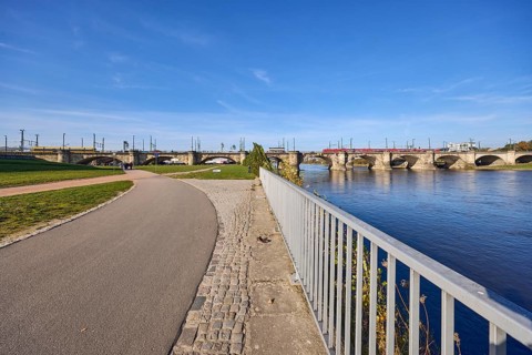Marienbrücke, river Elbe, Elbe riverbank, footpath and cycle path, metal railing, meadow, blue sky