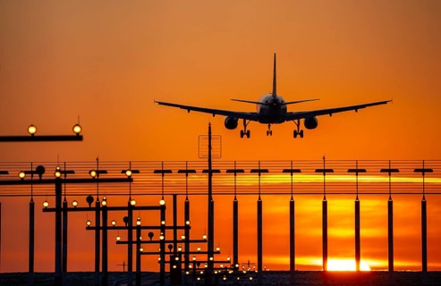 Aircraft approaching the main runway south, 05R/23L, runway lighting, approach aids, at Düsseldorf