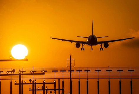 Aircraft approaching the main runway south, 05R/23L, runway lighting, approach aids, at Düsseldorf
