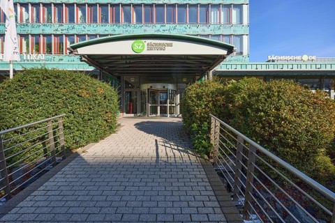 Sächsische Zeitung, DDV Mediengruppe, newspaper publisher, roofed entrance area, railing, hedge,