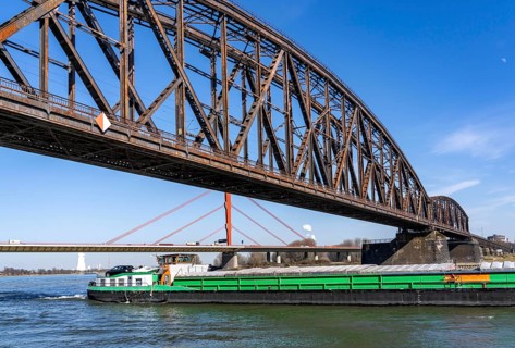 The Rhine near Duisburg, cargo ship, Beeckerwerth Rhine Bridge, A42 motorway, Haus-Knipp railway