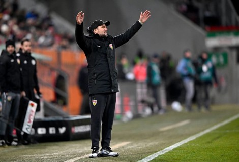 Coach Sebastian Hoeneß VfB Stuttgart on the sidelines Gesture Gesture disappointed WWK Arena,
