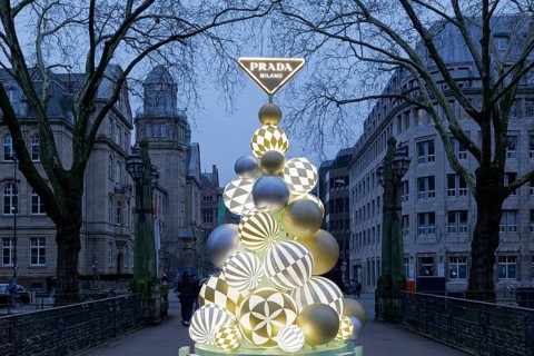 Designer Christmas tree of the Italian luxury brand Prada on a bridge over the Kö-Graben, twilight